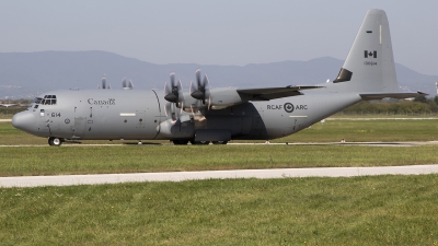 Photo ID 278901 by Chris Lofting. Canada Air Force Lockheed Martin CC 130J Hercules C 130J 30 L 382, 130614