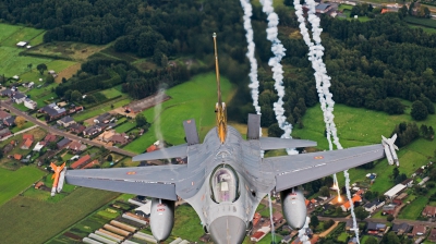 Photo ID 165173 by Robert Arts. Belgium Air Force General Dynamics F 16AM Fighting Falcon, FA 106