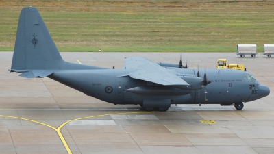 Photo ID 27475 by Günther Feniuk. New Zealand Air Force Lockheed C 130H Hercules L 382, NZ7005