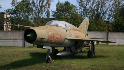 Photo ID 30120 by Paul Newbold. Hungary Air Force Mikoyan Gurevich MiG 21UM, 3041
