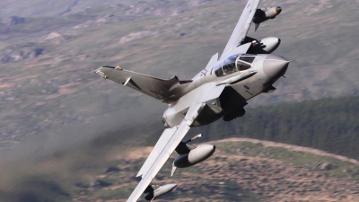 Photo ID 39331 by Paul Cameron. UK Air Force Panavia Tornado GR4, ZA461