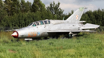 Photo ID 54295 by Carl Brent. Poland Air Force Mikoyan Gurevich MiG 21UM, 9296