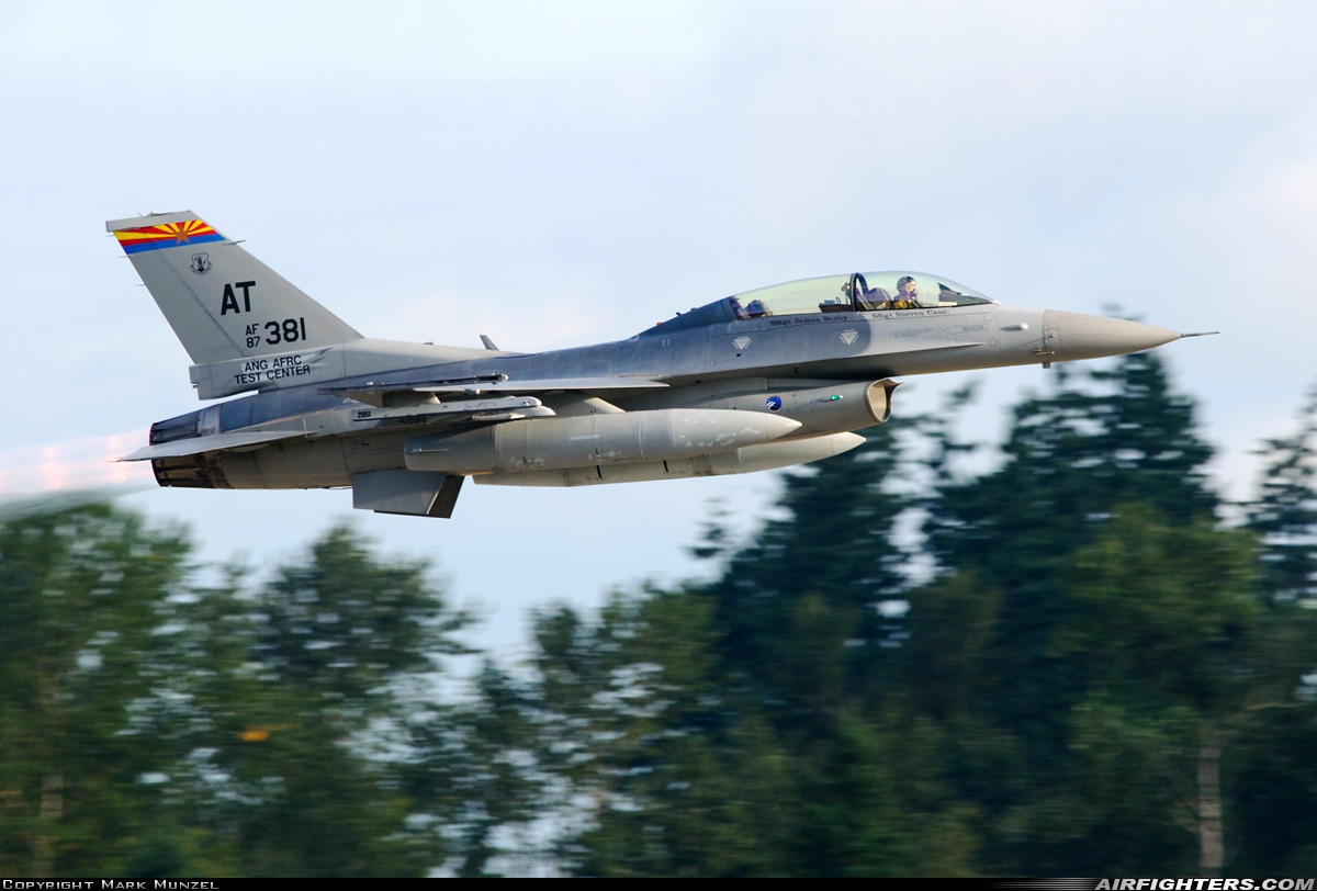 USA - Air Force General Dynamics F-16D Fighting Falcon 87-0381 at Abbotsford (YXX / CYXX), Canada