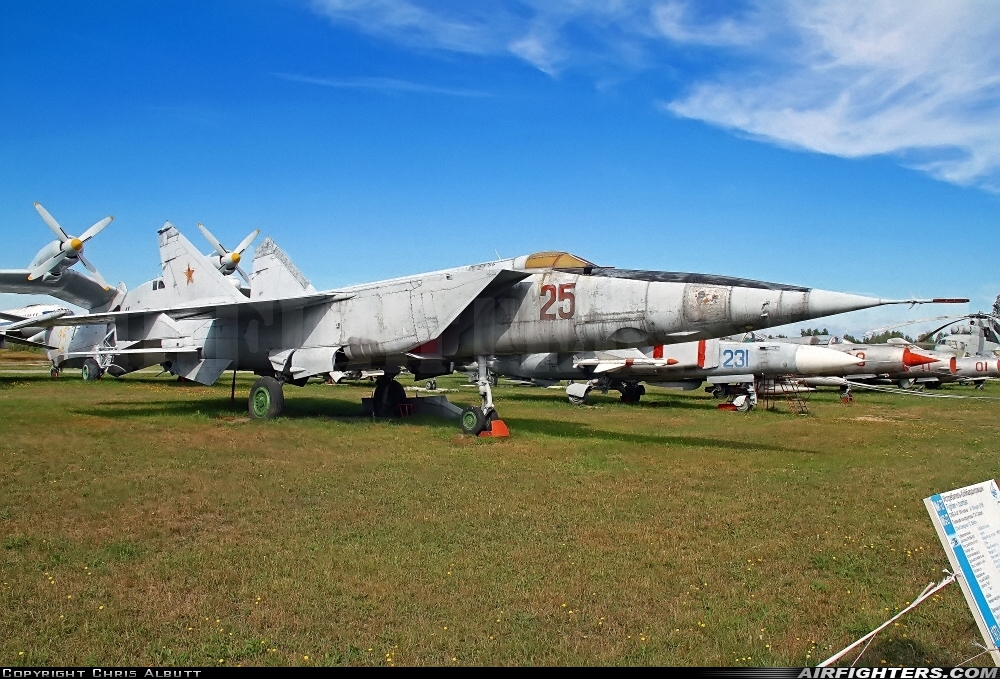 Russia - Air Force Mikoyan-Gurevich MIG-25R 25 RED at Monino, Russia