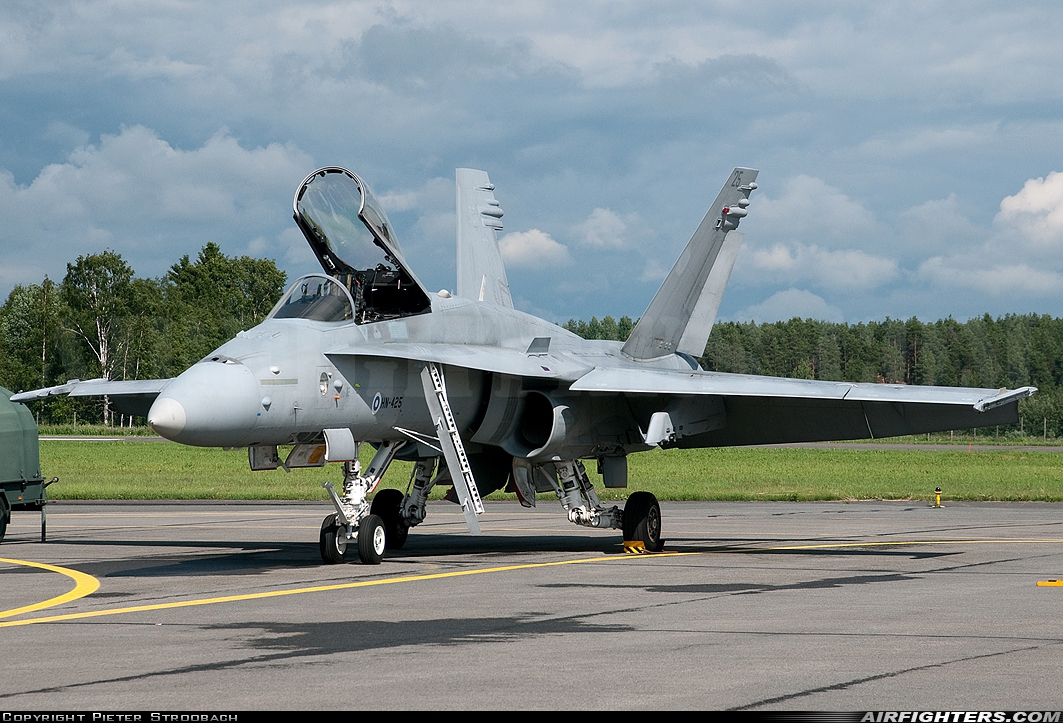 Finland - Air Force McDonnell Douglas F/A-18C Hornet HN-425 at Kauhava (KAU / EFKA), Finland
