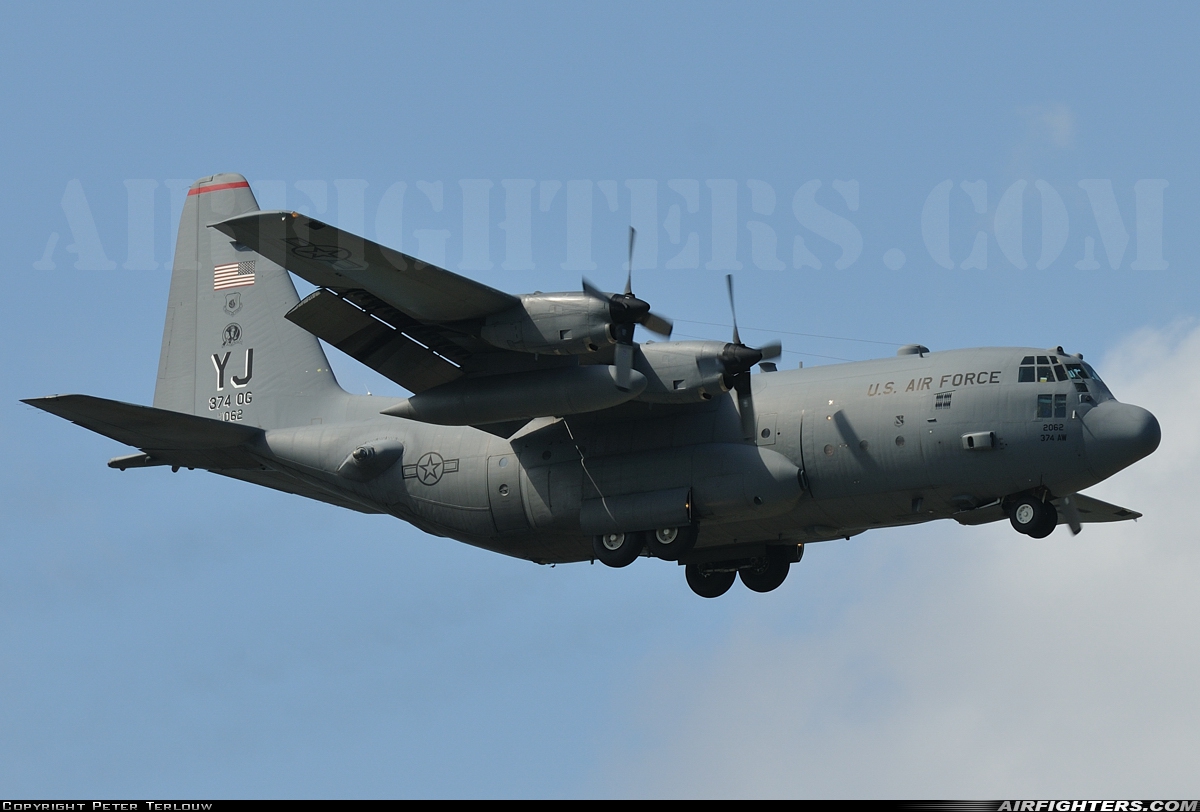 USA - Air Force Lockheed C-130H Hercules (L-382) 74-2062 at Okinawa - Kadena AFB (DNA / RODN), Japan