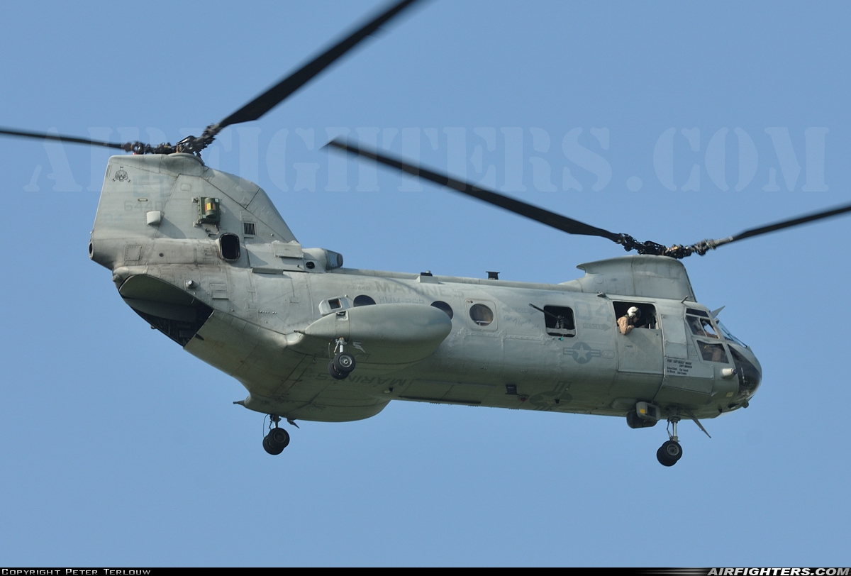 USA - Marines Boeing Vertol CH-46E Sea Knight (107-II) 156440 at Okinawa - Kadena AFB (DNA / RODN), Japan