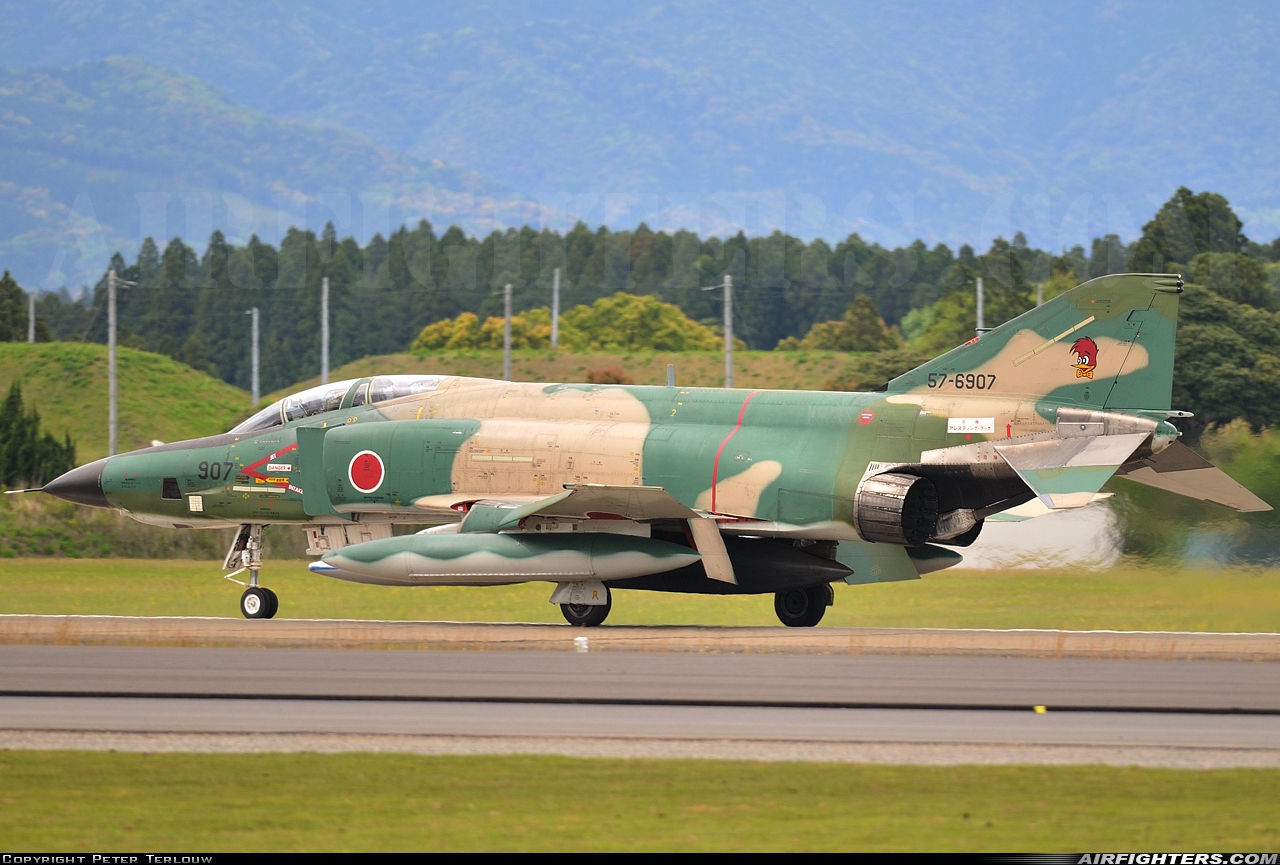 Japan - Air Force McDonnell Douglas RF-4E Phantom II 57-6907 at Nyutabaru (RJFN), Japan
