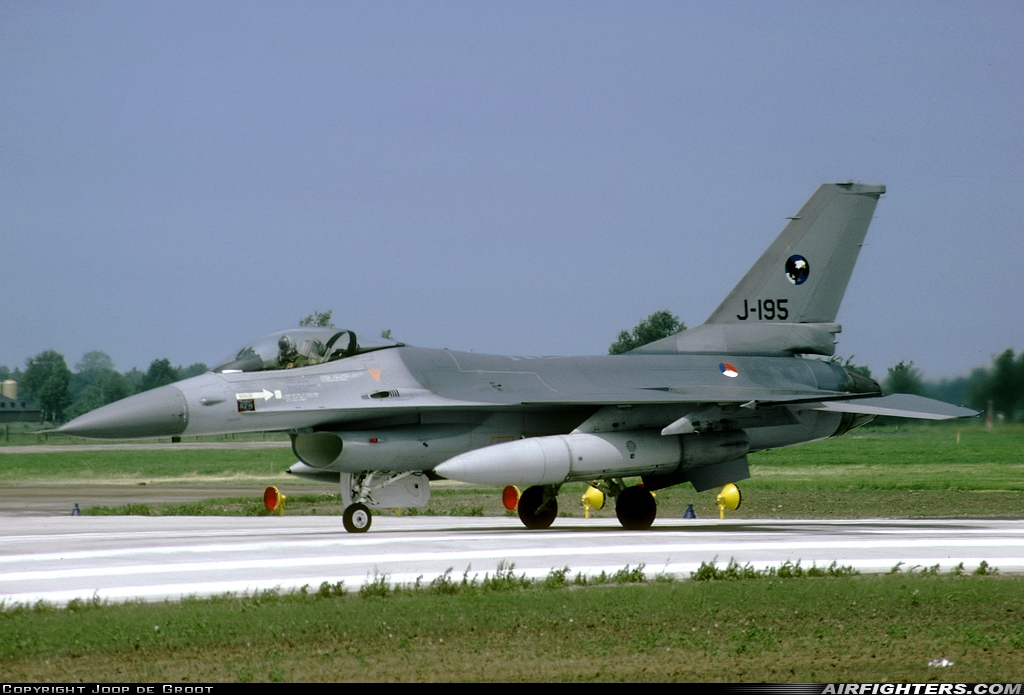 Netherlands - Air Force General Dynamics F-16A Fighting Falcon J-195 at Uden - Volkel (UDE / EHVK), Netherlands