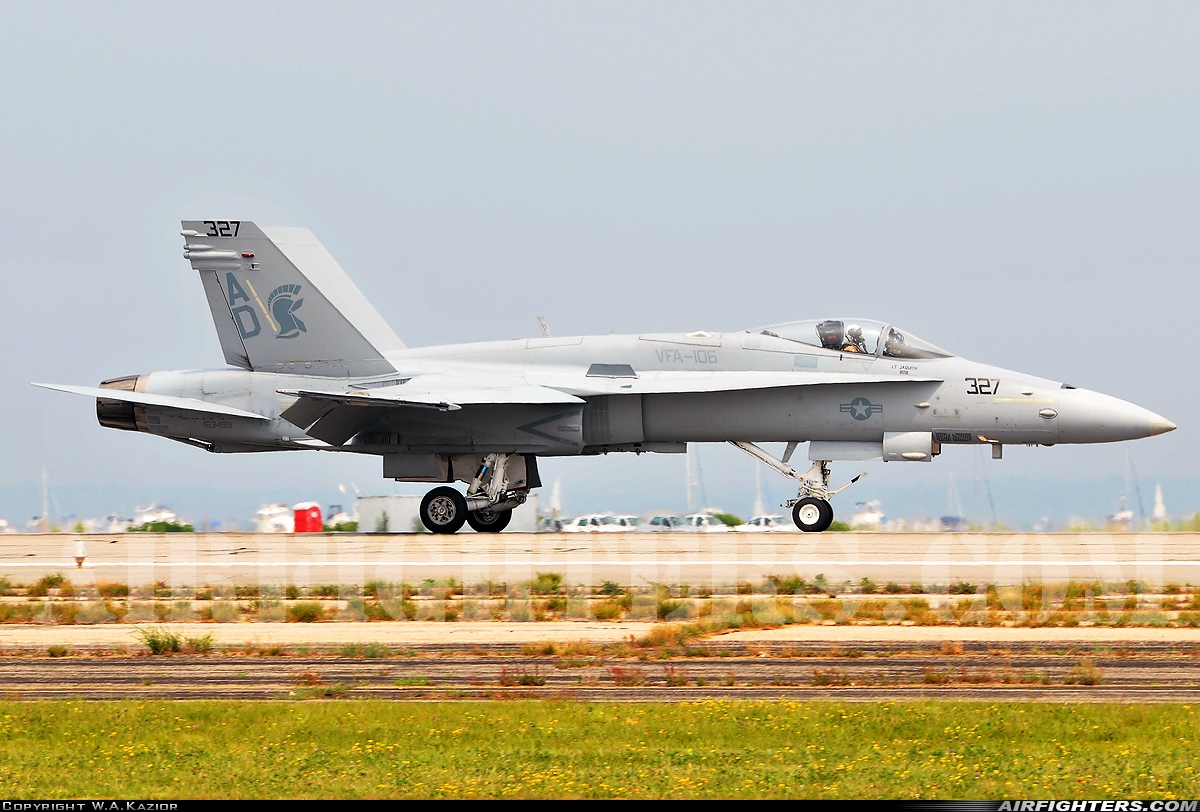 USA - Navy McDonnell Douglas F/A-18C Hornet 163499 at North Kingstown - Quonset State (Quonset Point NAS) (OQU / NCO / RI12 / KOQU), USA