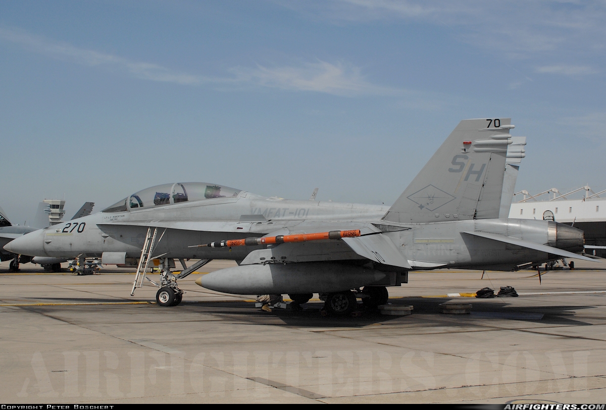 USA - Marines McDonnell Douglas F/A-18D Hornet 164211 at San Diego - Miramar MCAS (NAS) / Mitscher Field (NKX / KNKX), USA