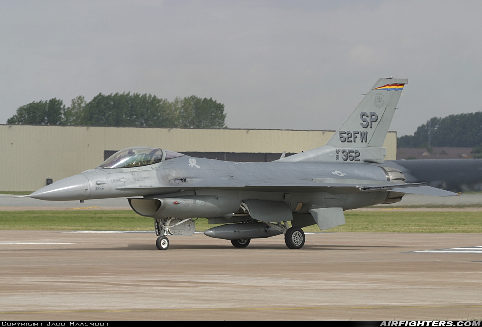 USA - Air Force General Dynamics F-16C Fighting Falcon 91-0352 at Fairford (FFD / EGVA), UK