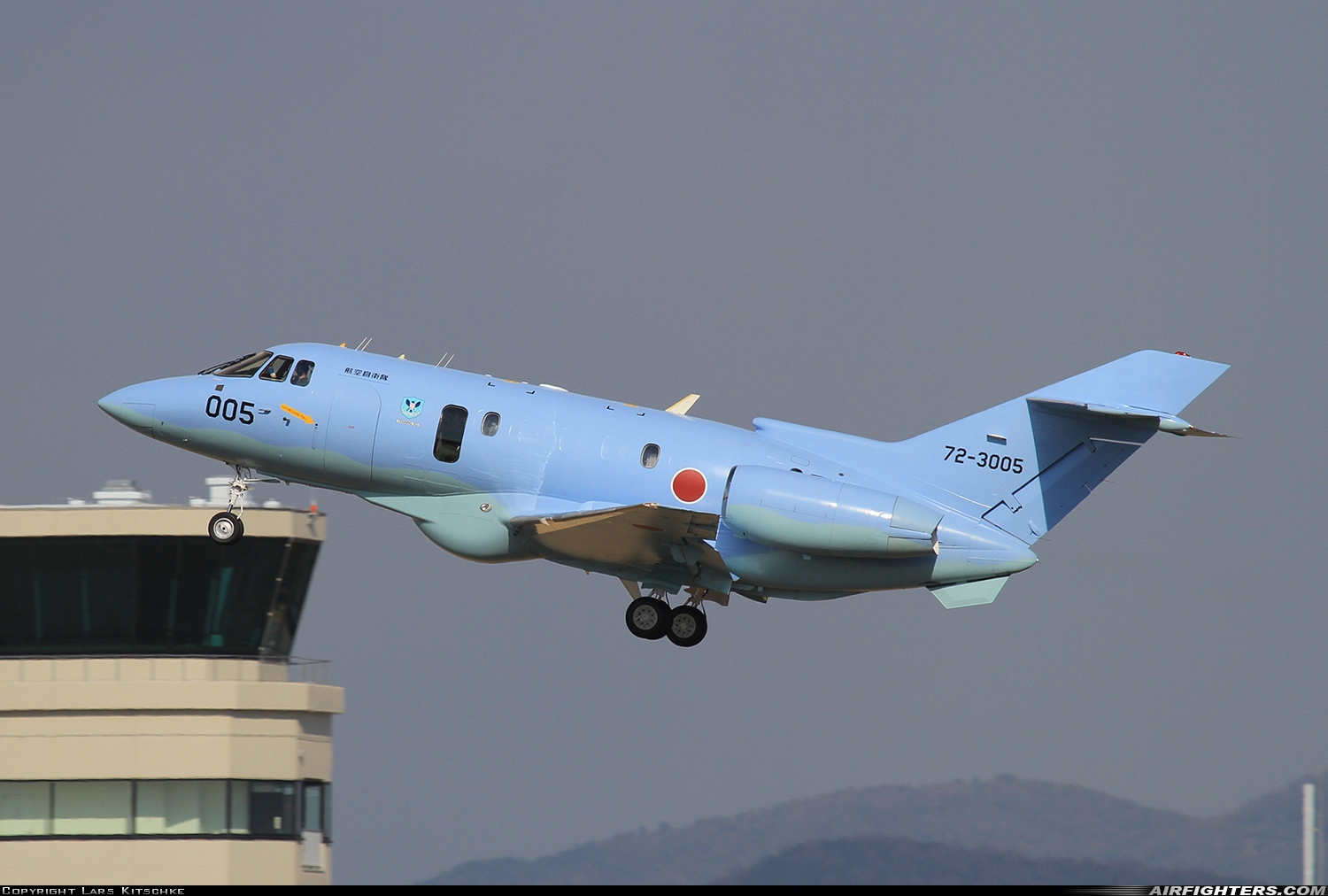 Japan - Air Force Hawker Siddeley U-125A (HS-125-800) 72-3005 at Nagoya - Komaki (NKM / RJNA), Japan