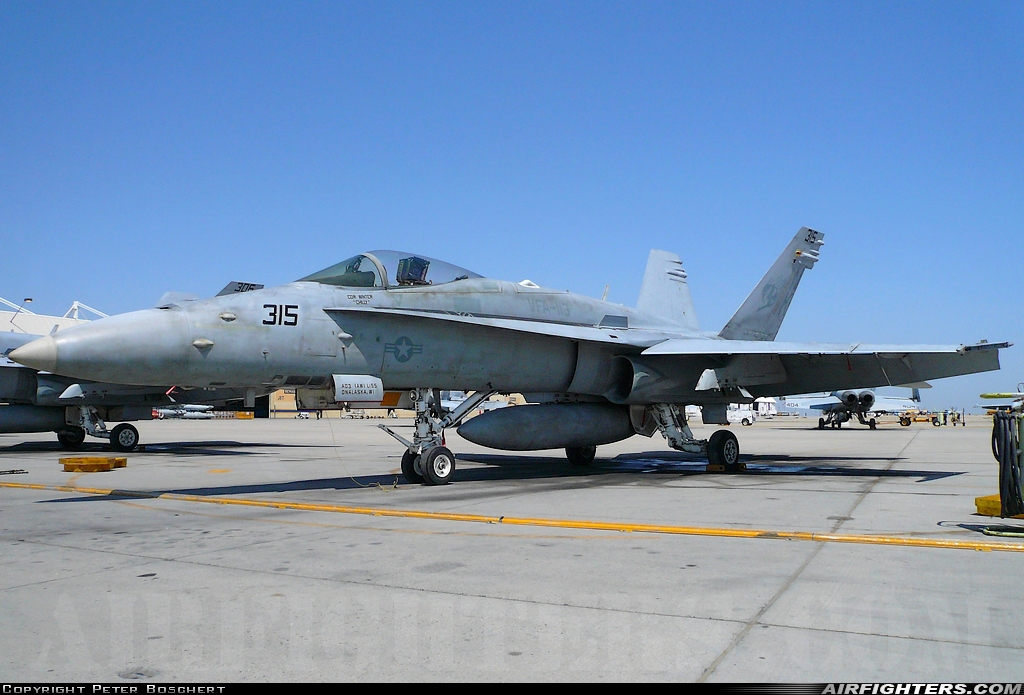USA - Navy McDonnell Douglas F/A-18C Hornet 164242 at Lemoore - NAS / Reeves Field (NLC), USA