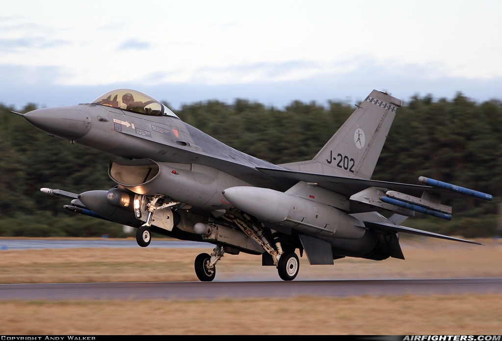 Netherlands - Air Force General Dynamics F-16AM Fighting Falcon J-202 at Kinloss (FSS / EGQK), UK