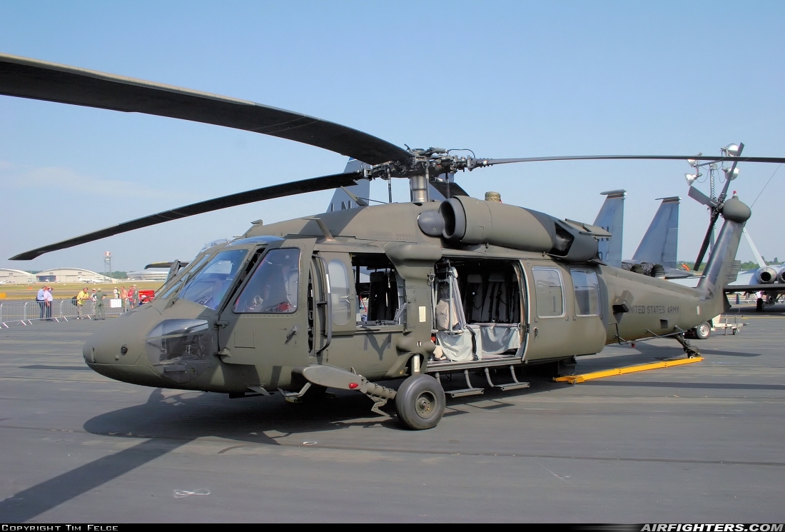 USA - Army Sikorsky UH-60A Black Hawk (S-70A) 83-23869 at Farnborough (FAB / EGLF), UK