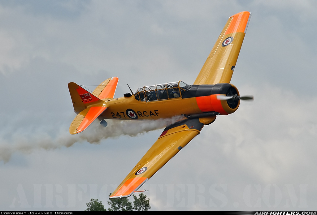Private North American Harvard IV NX1811B at Bromont - Roland-Désourdy (ZBM / CZBM), Canada
