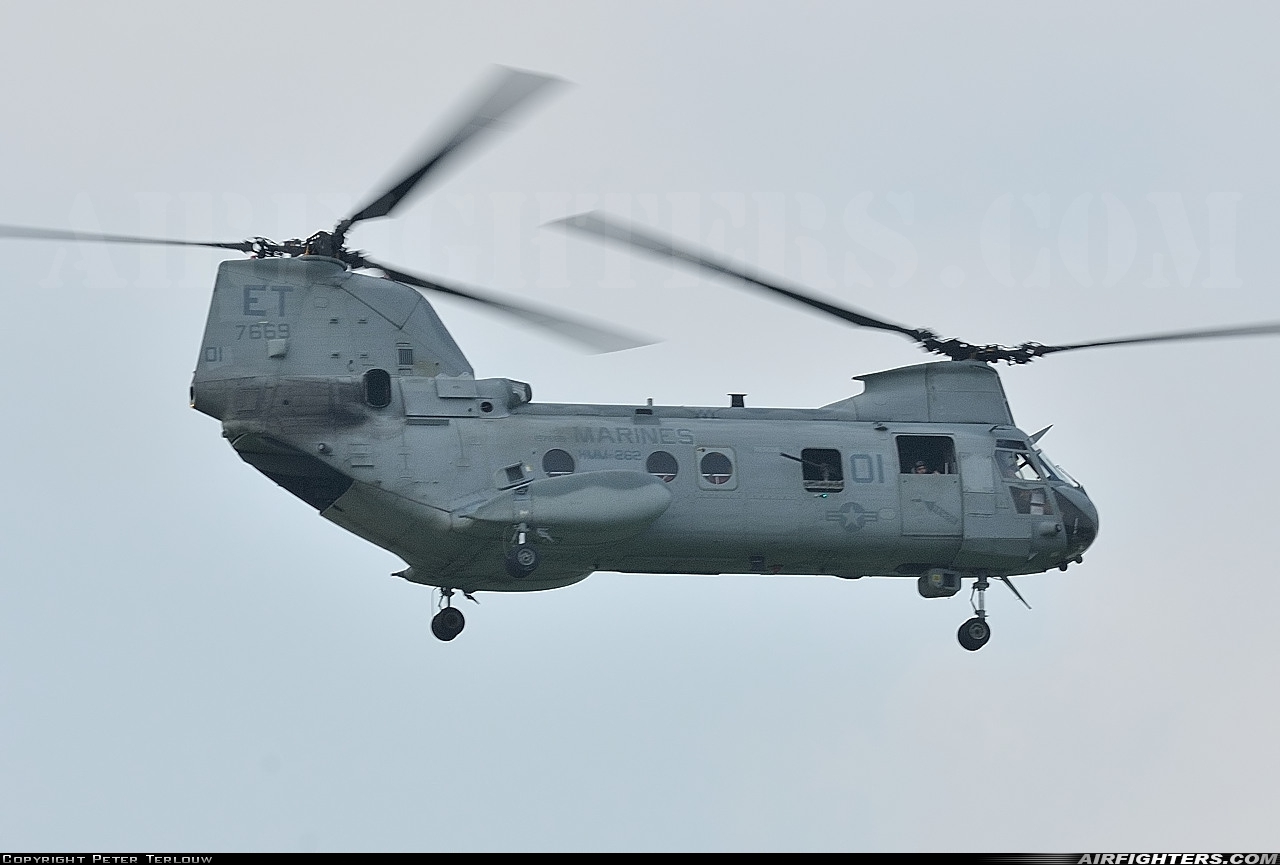 USA - Marines Boeing Vertol CH-46E Sea Knight (107-II) 157669 at Okinawa - Kadena AFB (DNA / RODN), Japan