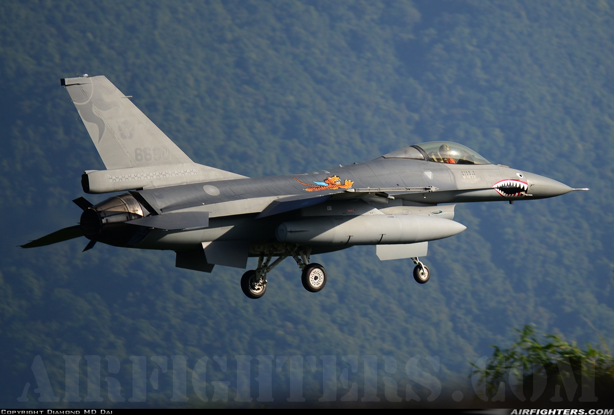 Taiwan - Air Force General Dynamics F-16A Fighting Falcon 6690 at Hualien (HUN /RCYU), Taiwan