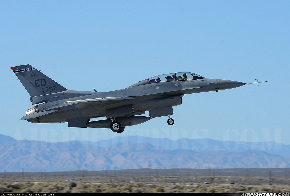 USA - Air Force General Dynamics F-16D Fighting Falcon 90-0797 at Edwards - AFB (EDW / KEDW), USA