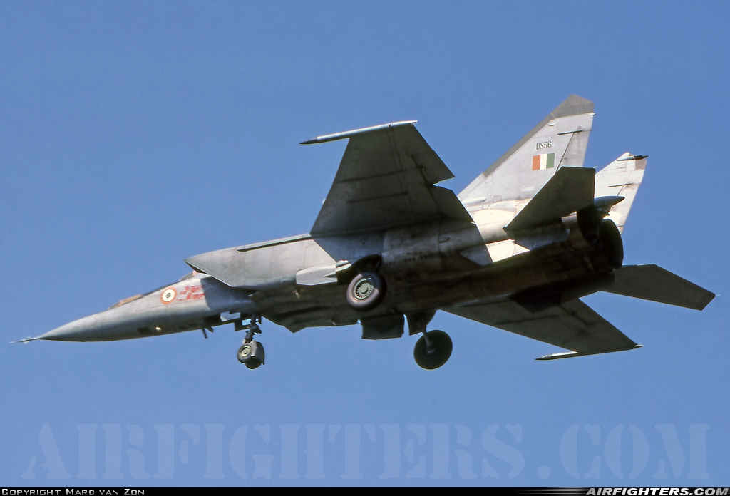 India - Air Force Mikoyan-Gurevich MiG-25RU DS361 at Bareilly (VIBY / BEK), India