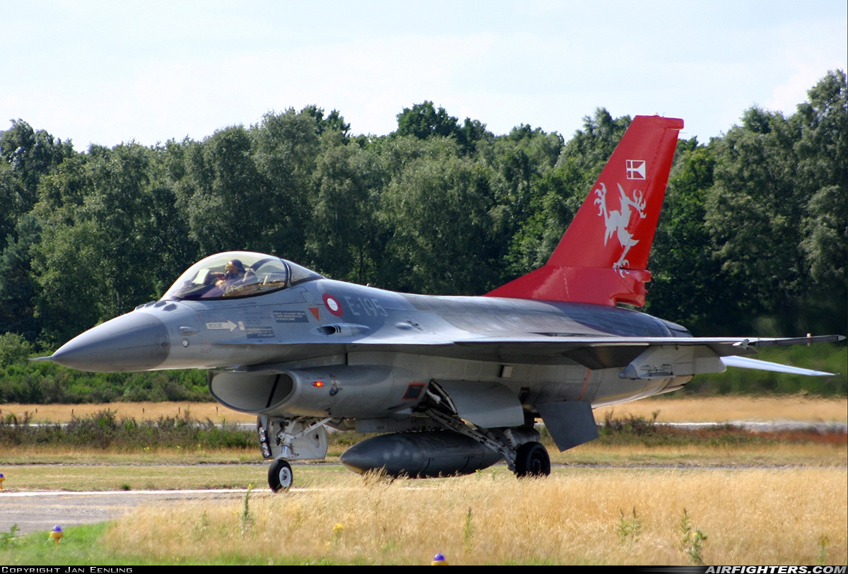 Denmark - Air Force General Dynamics F-16AM Fighting Falcon E-195 at Kleine Brogel (EBBL), Belgium
