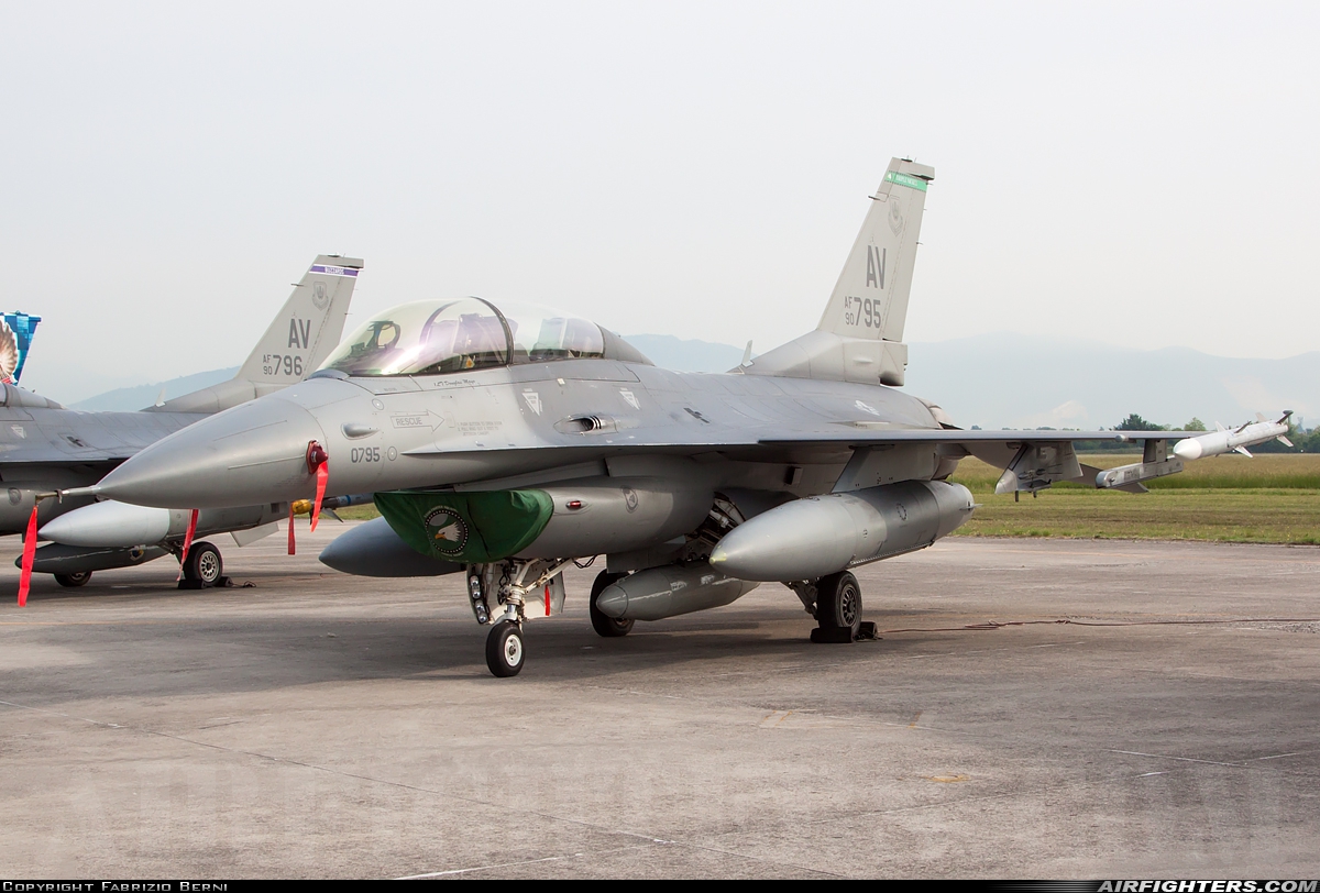 USA - Air Force General Dynamics F-16D Fighting Falcon 90-0795 at Ghedi (- Tenente Luigi Olivari) (LIPL), Italy