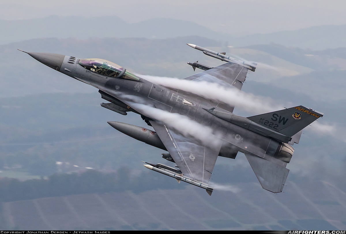USA - Air Force General Dynamics F-16C Fighting Falcon 00-0222 at In Flight, USA