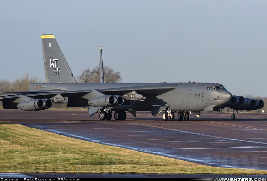 USA - Air Force Boeing B-52H Stratofortress 60-0009 at Fairford (FFD / EGVA), UK