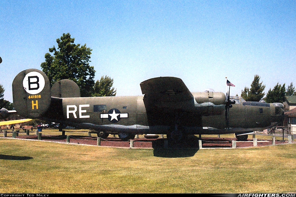 USA - Air Force Consolidated B-24M Liberator 44-41916 at Atwater (Merced) - Castle (AFB) (MER / KMER), USA