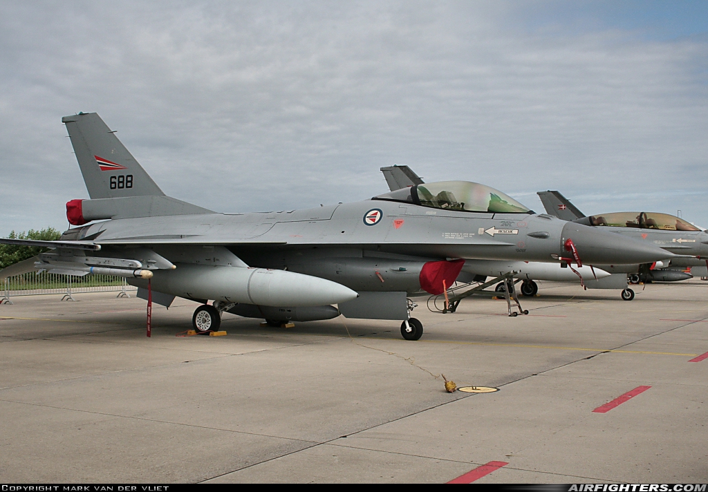Norway - Air Force General Dynamics F-16AM Fighting Falcon 688 at Florennes (EBFS), Belgium