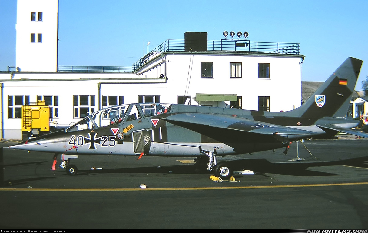 Germany - Air Force Dassault/Dornier Alpha Jet A 40+25 at Frankfurt - Main (Rhein-Main AB) (FRA / FRF / EDDF), Germany
