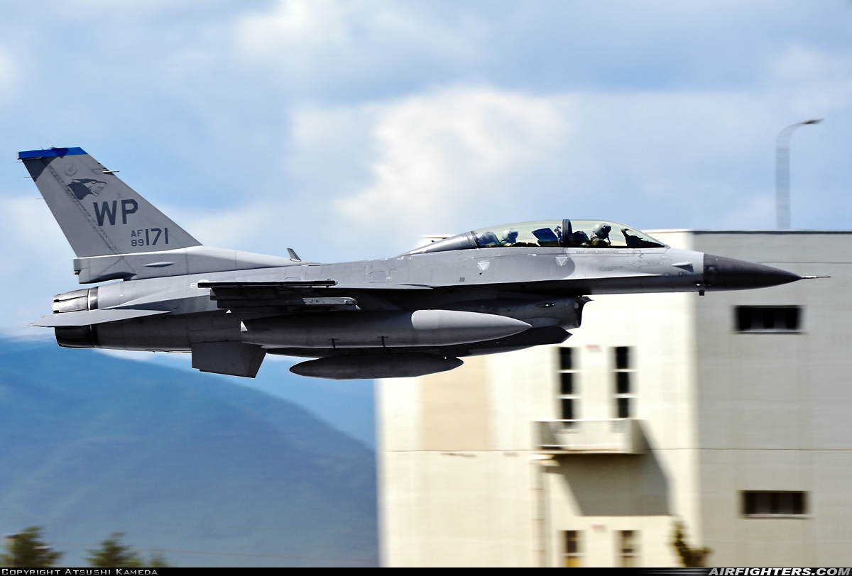 USA - Air Force General Dynamics F-16D Fighting Falcon 89-2171 at Yokota AFB (OKO / RJTY), Japan