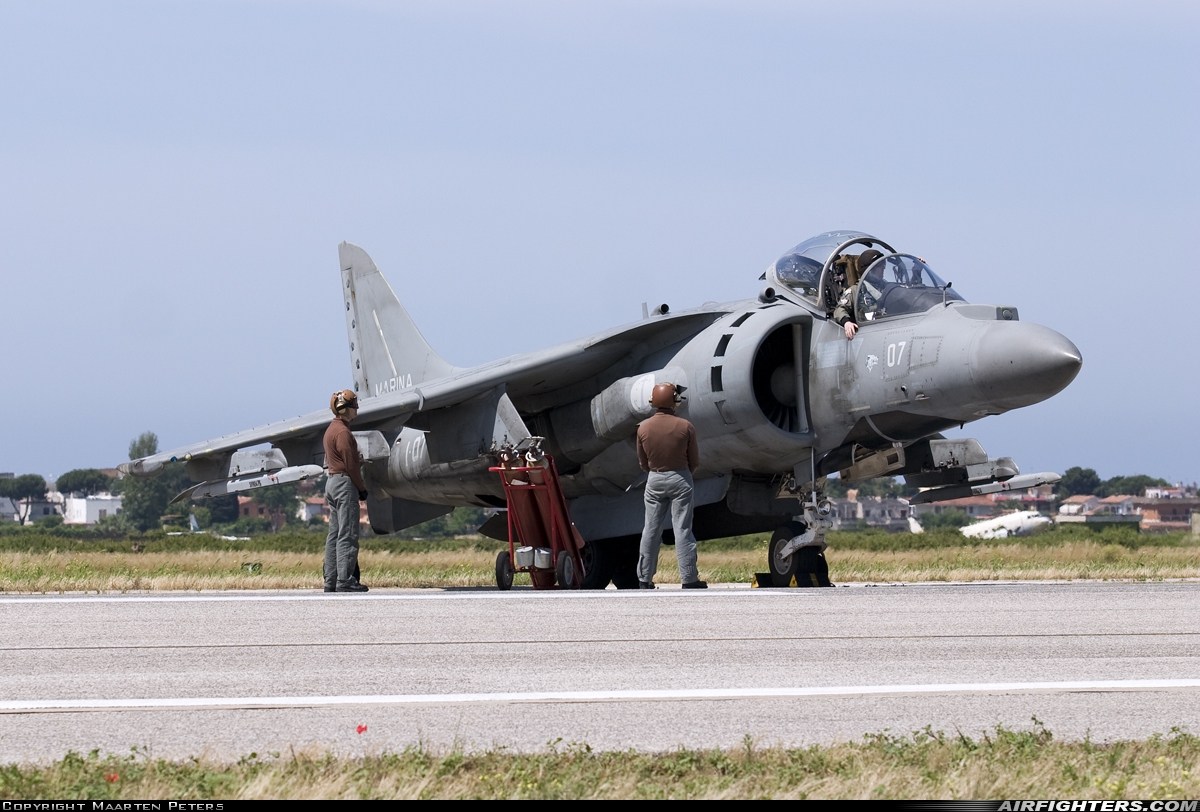 Italy - Navy McDonnell Douglas AV-8B+ Harrier ll MM7213 at Pratica di Mare (- Mario de Bernardi) (LIRE), Italy
