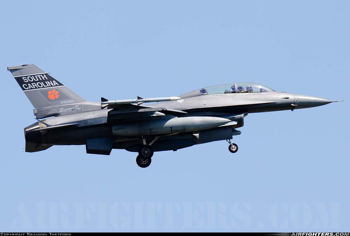 USA - Air Force General Dynamics F-16D Fighting Falcon 92-3925 at Fort Worth - NAS JRB / Carswell Field (AFB) (NFW / KFWH), USA