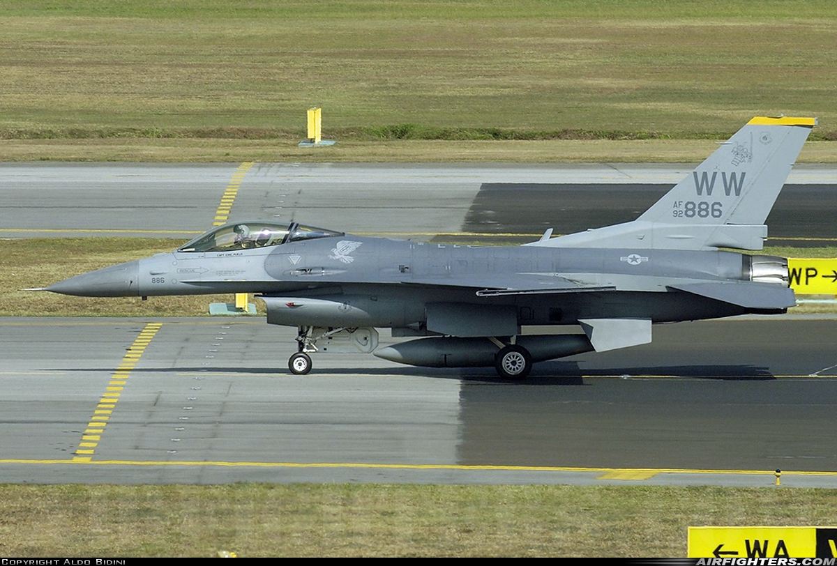 USA - Air Force General Dynamics F-16C Fighting Falcon 92-3886 at Singapore - Changi (SIN / WSSS), Singapore