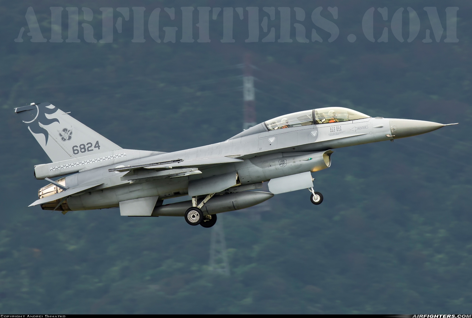 Taiwan - Air Force General Dynamics F-16B Fighting Falcon 6824 at Hualien (HUN /RCYU), Taiwan