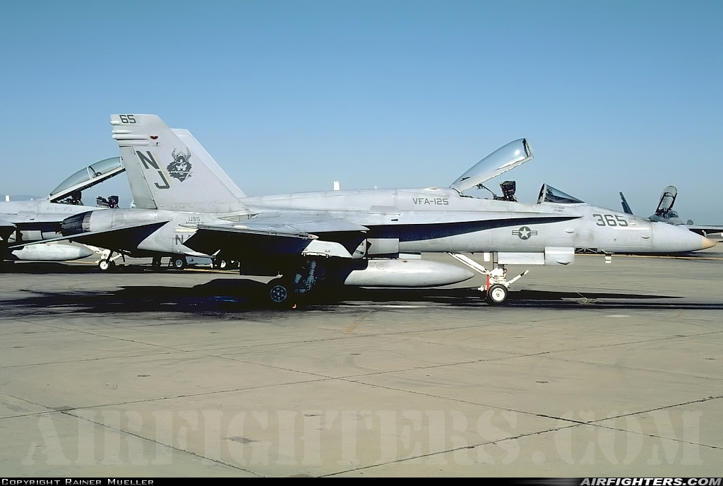 USA - Navy McDonnell Douglas F/A-18C Hornet 163496 at Lemoore - NAS / Reeves Field (NLC), USA
