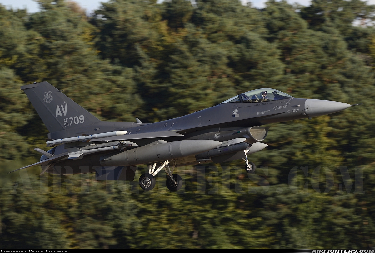USA - Air Force General Dynamics F-16C Fighting Falcon 90-0709 at Lakenheath (LKZ / EGUL), UK