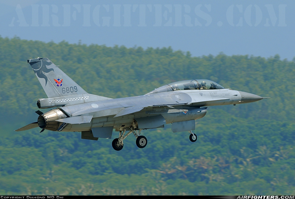 Taiwan - Air Force General Dynamics F-16B Fighting Falcon 6809 at Taitung - Chihhang (RCQS), Taiwan