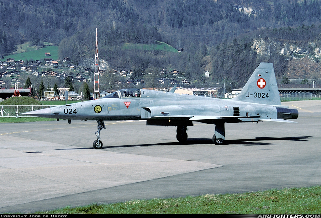Switzerland - Air Force Northrop F-5E Tiger II J-3024 at Interlaken (LSMI), Switzerland