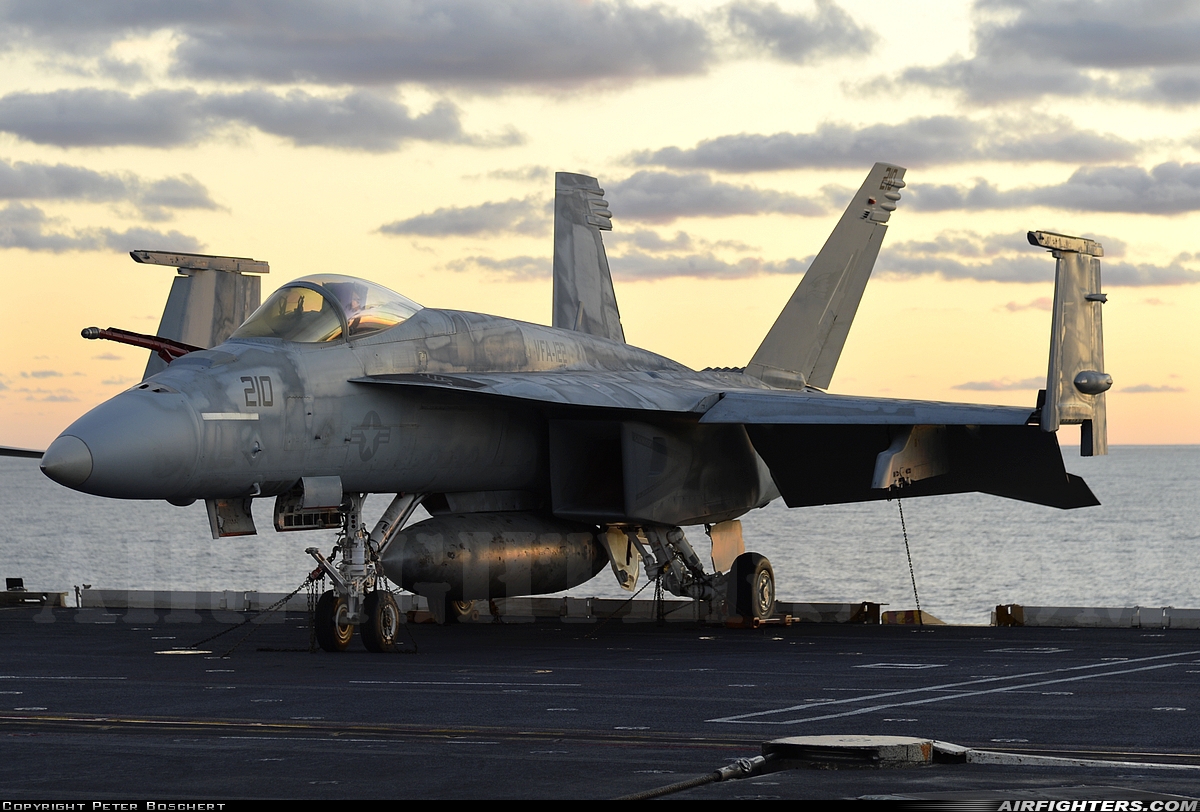 USA - Navy Boeing F/A-18E Super Hornet 165902 at Off-Airport - Pacific Ocean, International Airspace