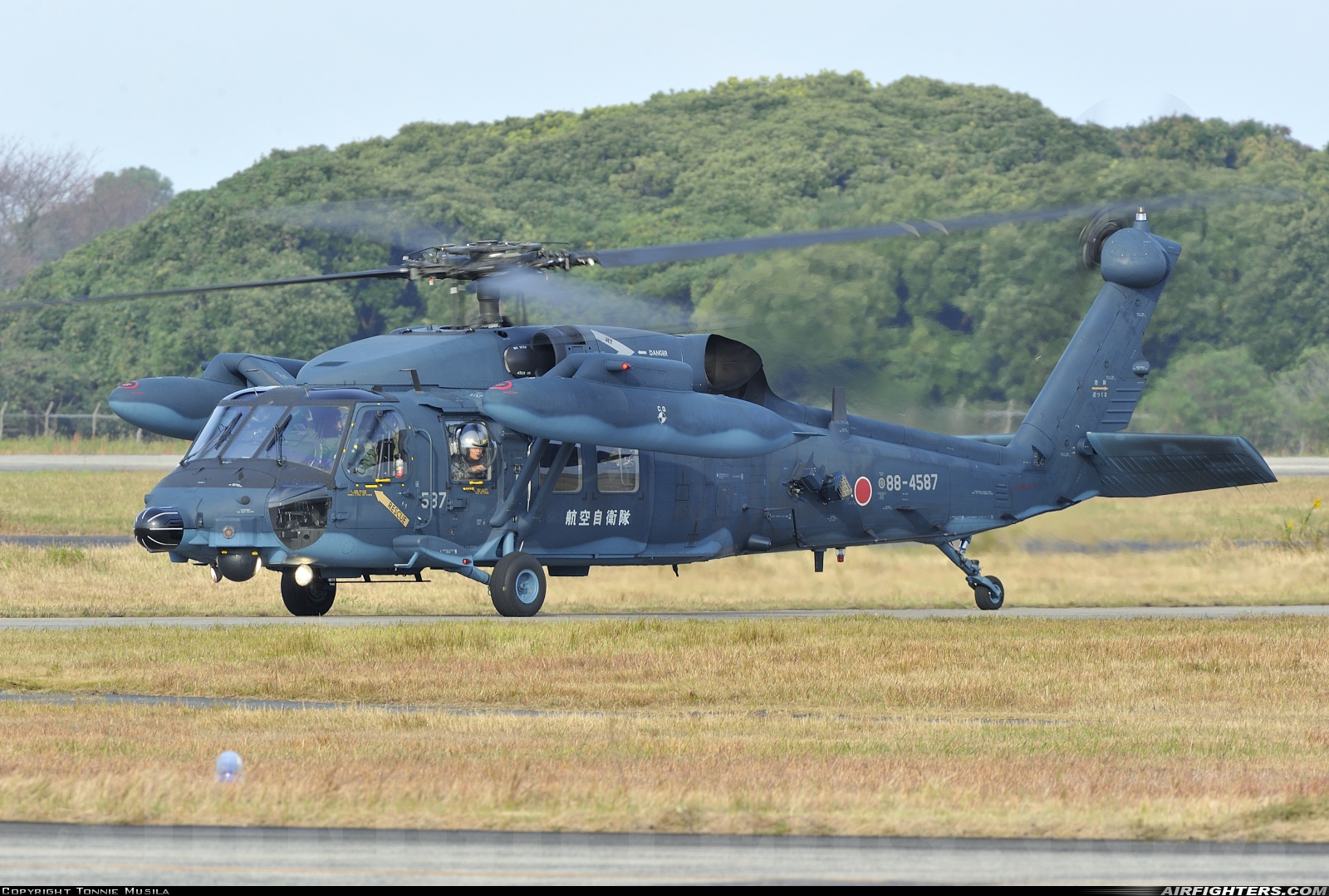 Japan - Air Force Sikorsky UH-60J Black Hawk (S-70A-12) 88-4587 at Tsuiki (RJFZ), Japan