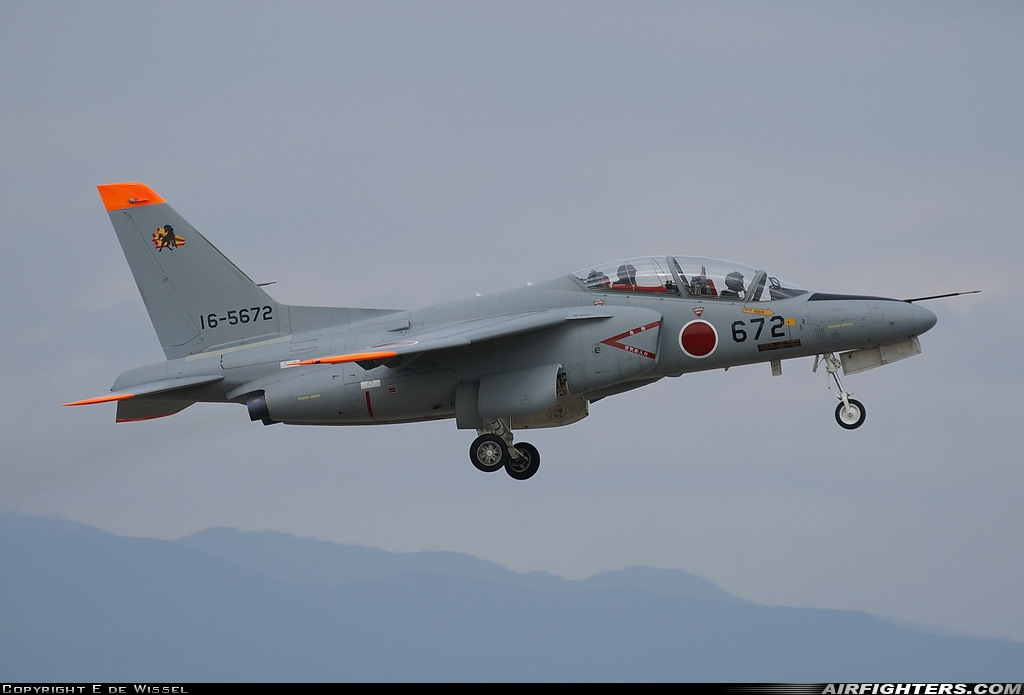 Japan - Air Force Kawasaki T-4 16-5672 at Nyutabaru (RJFN), Japan