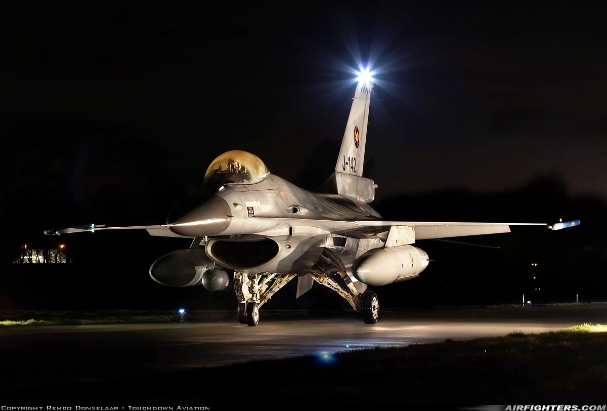 Netherlands - Air Force General Dynamics F-16AM Fighting Falcon J-142 at Uden - Volkel (UDE / EHVK), Netherlands