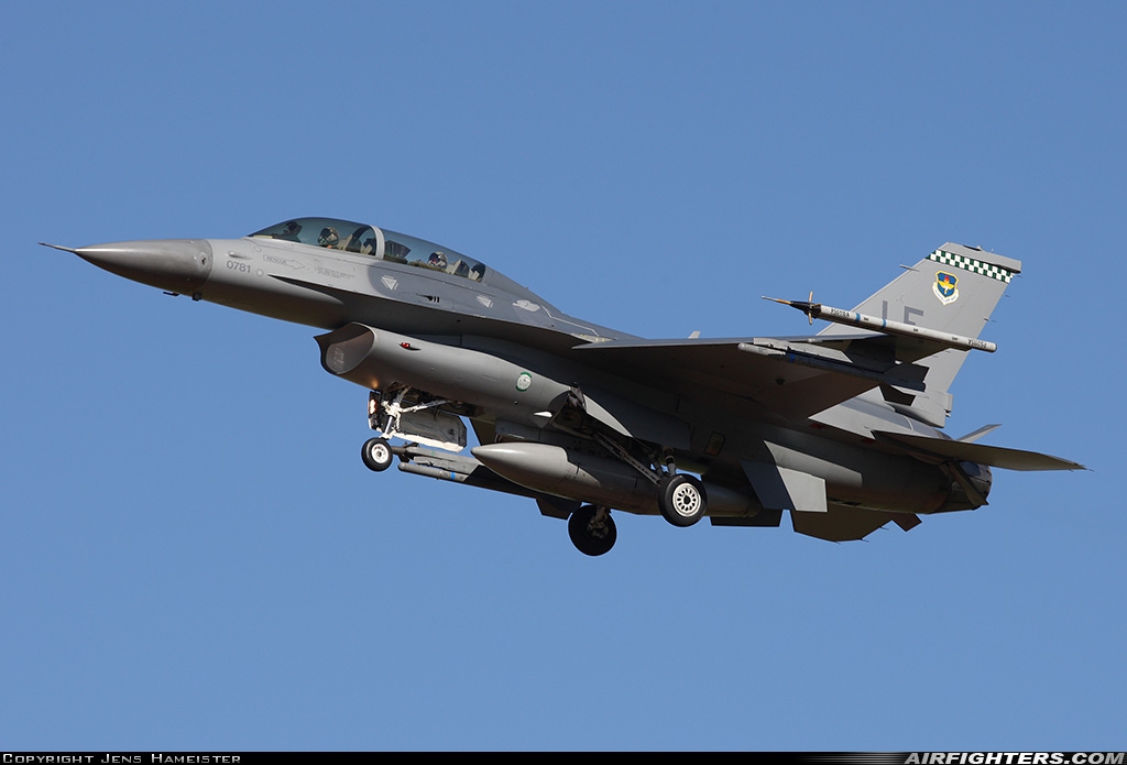 USA - Air Force General Dynamics F-16D Fighting Falcon 90-0781 at Glendale (Phoenix) - Luke AFB (LUF / KLUF), USA