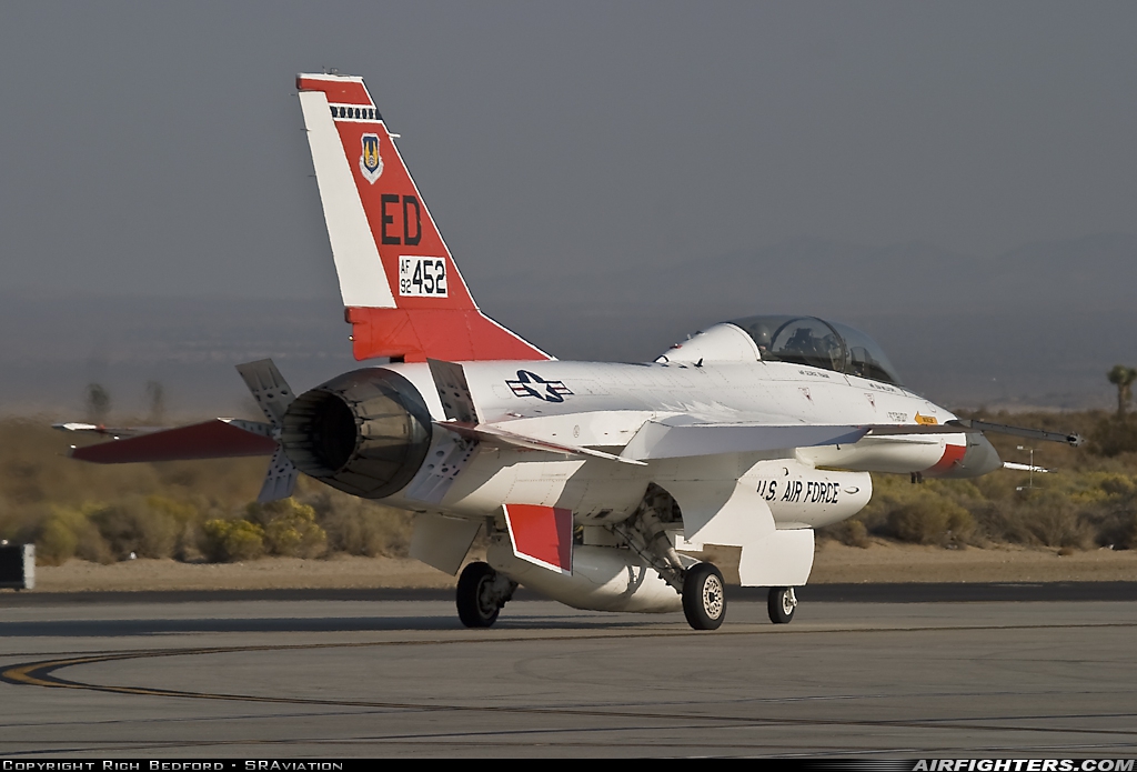 USA - Air Force General Dynamics F-16B Fighting Falcon 92-0452 at Edwards - AFB (EDW / KEDW), USA
