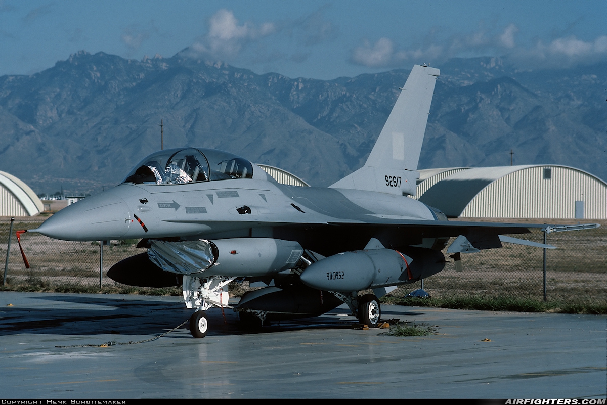 USA - Air Force General Dynamics F-16B Fighting Falcon 90-0952 at Tucson - Davis-Monthan AFB (DMA / KDMA), USA