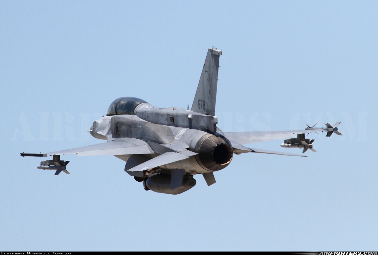 Singapore - Air Force General Dynamics F-16D Fighting Falcon 678 at Orange - Caritat (XOG / LFMO), France