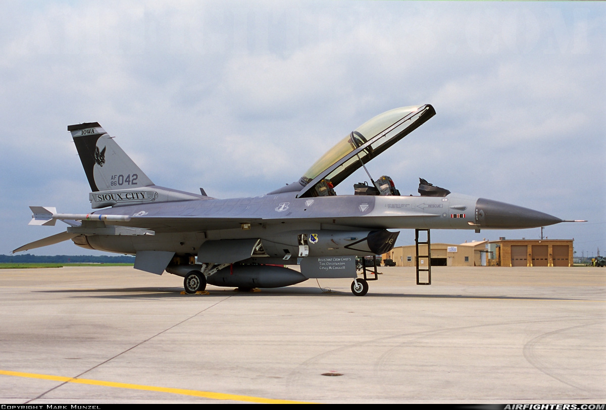 USA - Air Force General Dynamics F-16D Fighting Falcon 86-0042 at Sioux City - Sioux Gateway Airport/Col. Bud Day Field (SUX/KSUX), USA